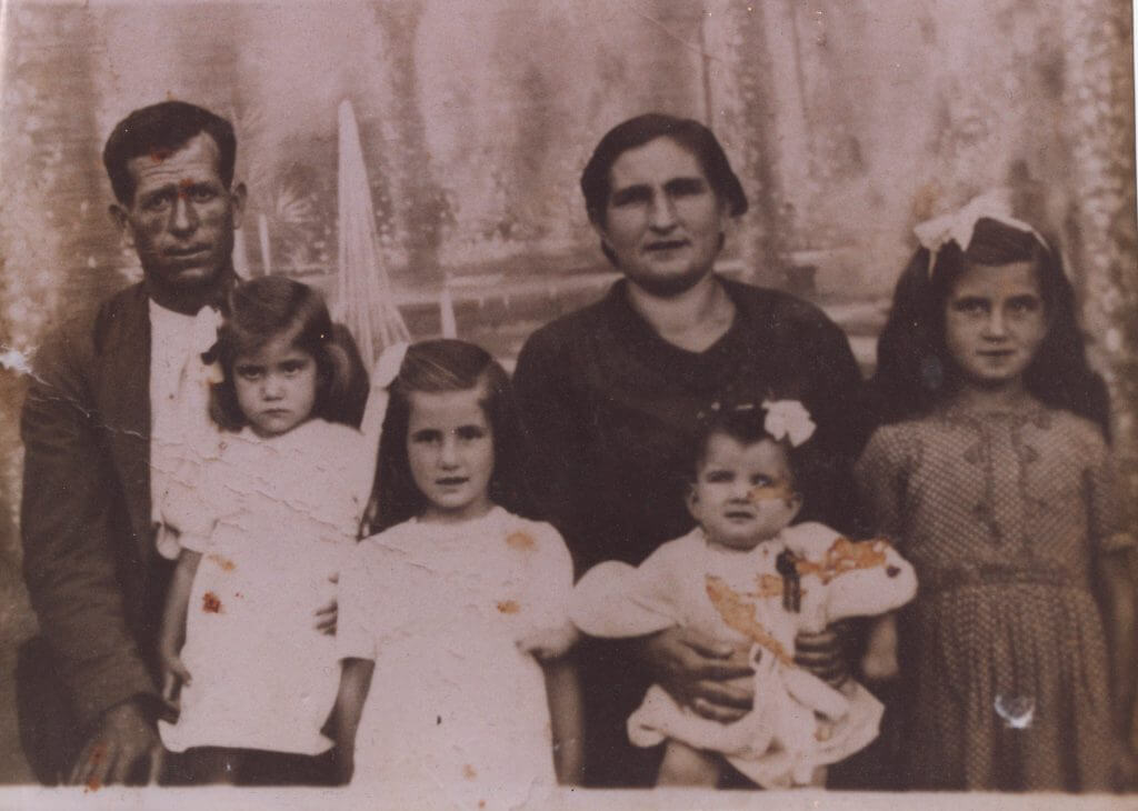 Familia Pérez de Santos. Celestino y Martina y sus hijas. Julia, Nina, Carmen y Masita