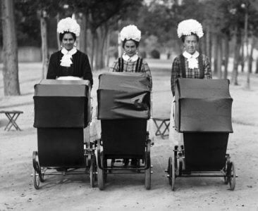 Nineras paseando por el madrileno parque del Retiro EFE Madrid 1923