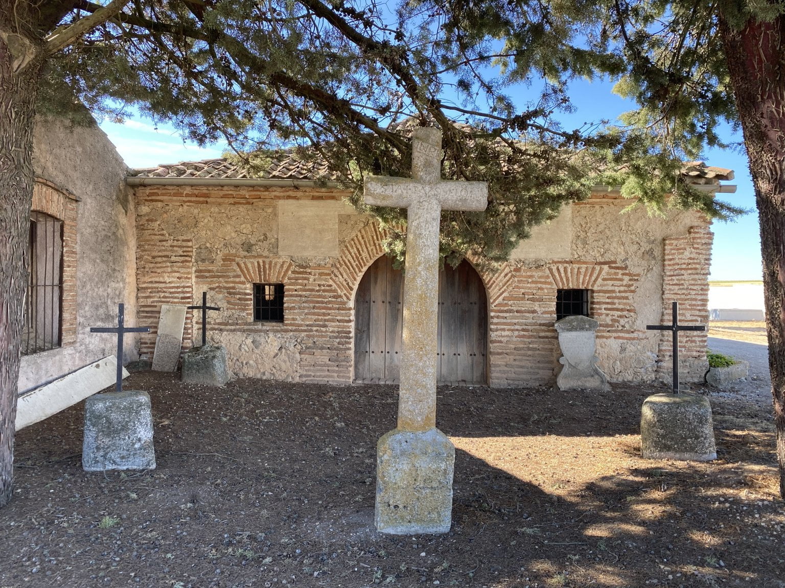 La ermita del Humilladero, o como normalmente se la conoce hoy en Lastras  la ermita del Cementerio