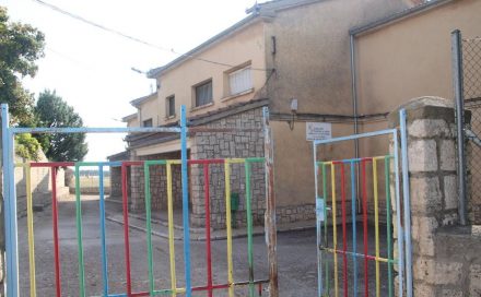 puerta del colegio de lastras cuellar